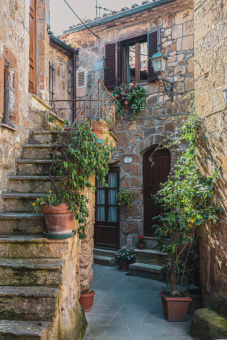 Das Dorf Sorano liegt an einem Hang, Provinz Grosseto, Toskana, Italien, Europa