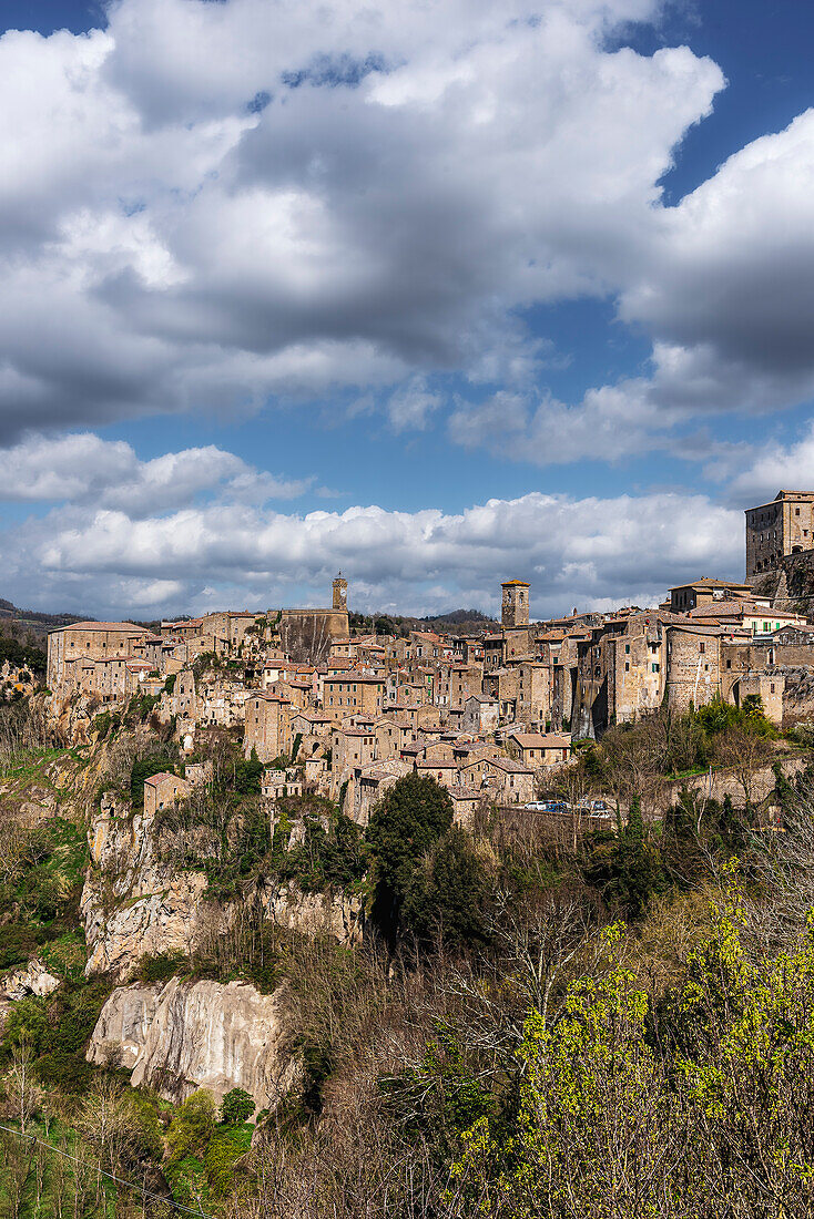 Das Dorf Sorano liegt an einem Hang, Provinz Grosseto, Toskana, Italien, Europa