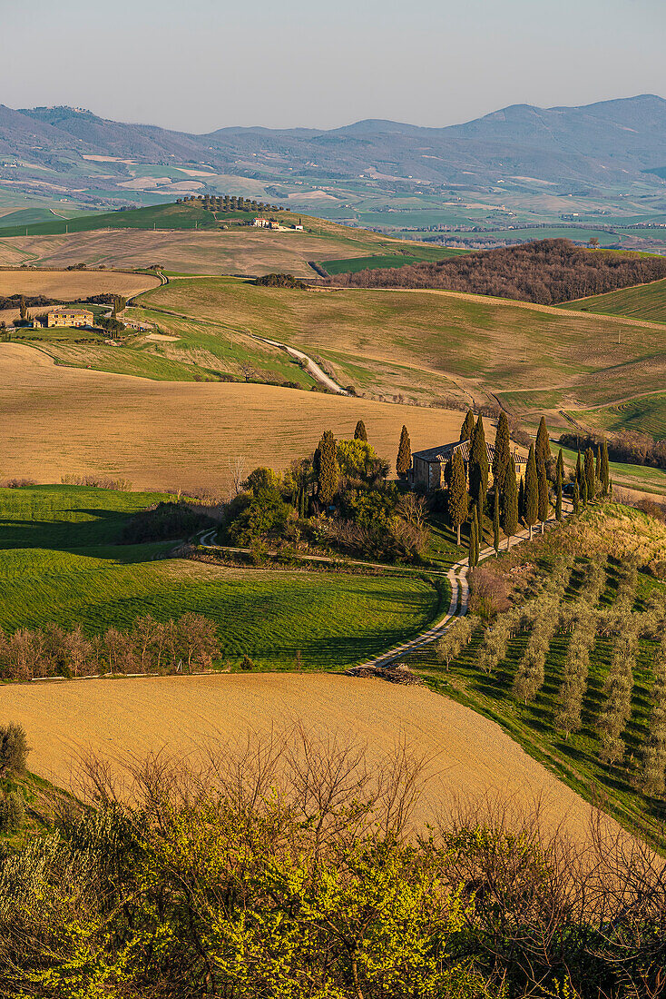 Bauernhaus bei Sonnenuntergang nahe San Quirico d'Orcia, Provinz Siena, Toskana, Italien, Europa