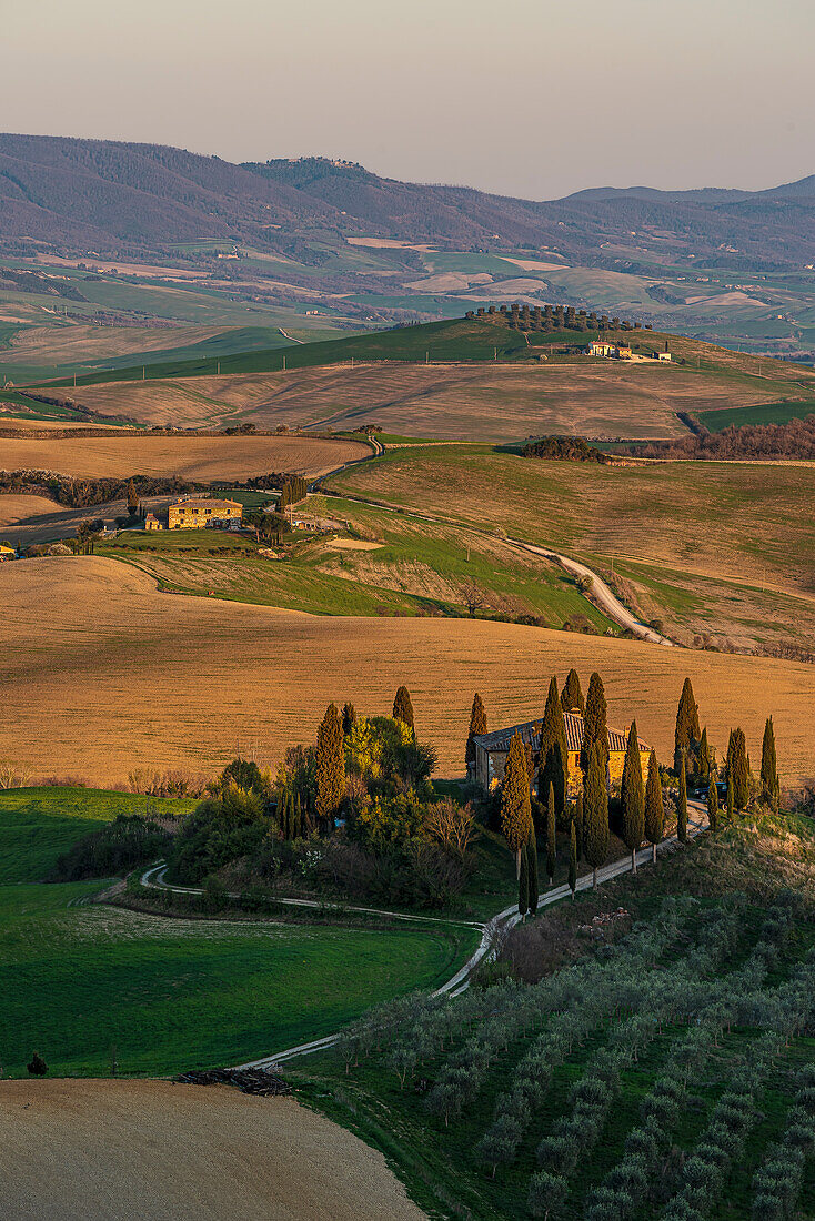 Bauernhaus bei Sonnenuntergang nahe San Quirico d'Orcia, Provinz Siena, Toskana, Italien, Europa