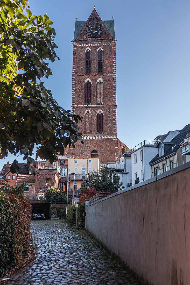 Blick auf den Kirchturm von St. Marien in der Hansestadt Wismar, Ostdeutschland, Mecklenburg-Vorpommern, Deutschland, Europa