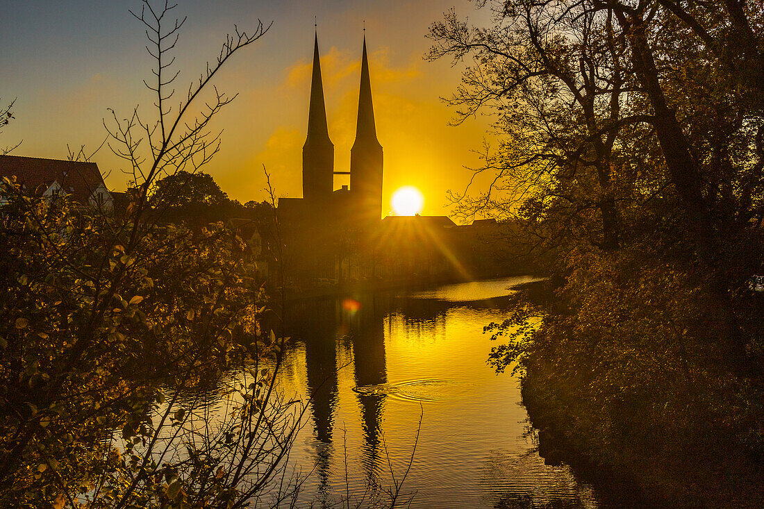 Dom zu Lübeck bei Sonnenaufgang. Lübeck, Schleswig-Holstein, Deutschland, Europa