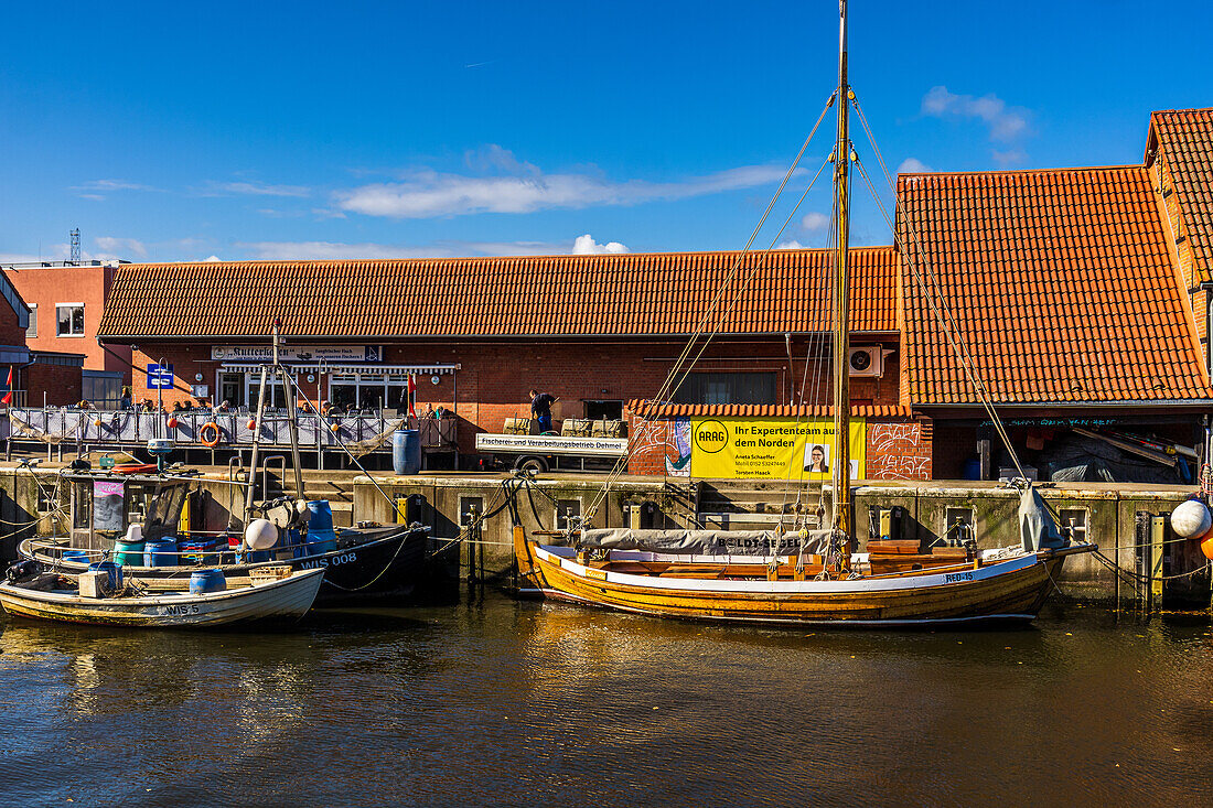 Holzsegelboot im alten Hafen von der Hansestadt Wismar. Ostdeutschland, Ostsee, Mecklenburg-Vorpommern, Deuschland, Europa