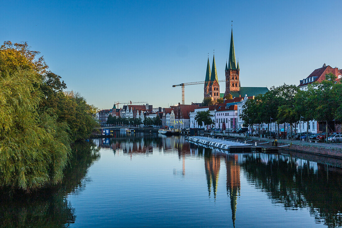 Blick auf die Altstadtinsel von der Hansestadt Lübeck am Morgen. Lübeck, Schleswig-Holstein, Deutschland, Europa