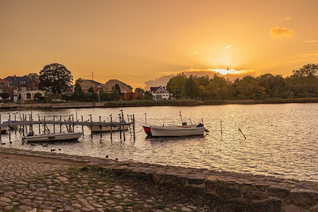 Boote liegen im Neustädter Binnenwasser, bei Sonnenuntergang. Neustadt in Holstein, Schleswig-Holstein, Deutschland, Europa