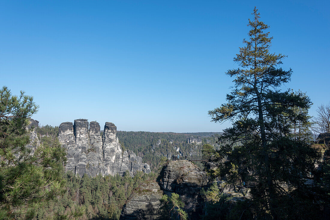 Blick von der Basteibrücke auf das Elbsandsteingebirge, Rathen, Sachsen, Deutschland