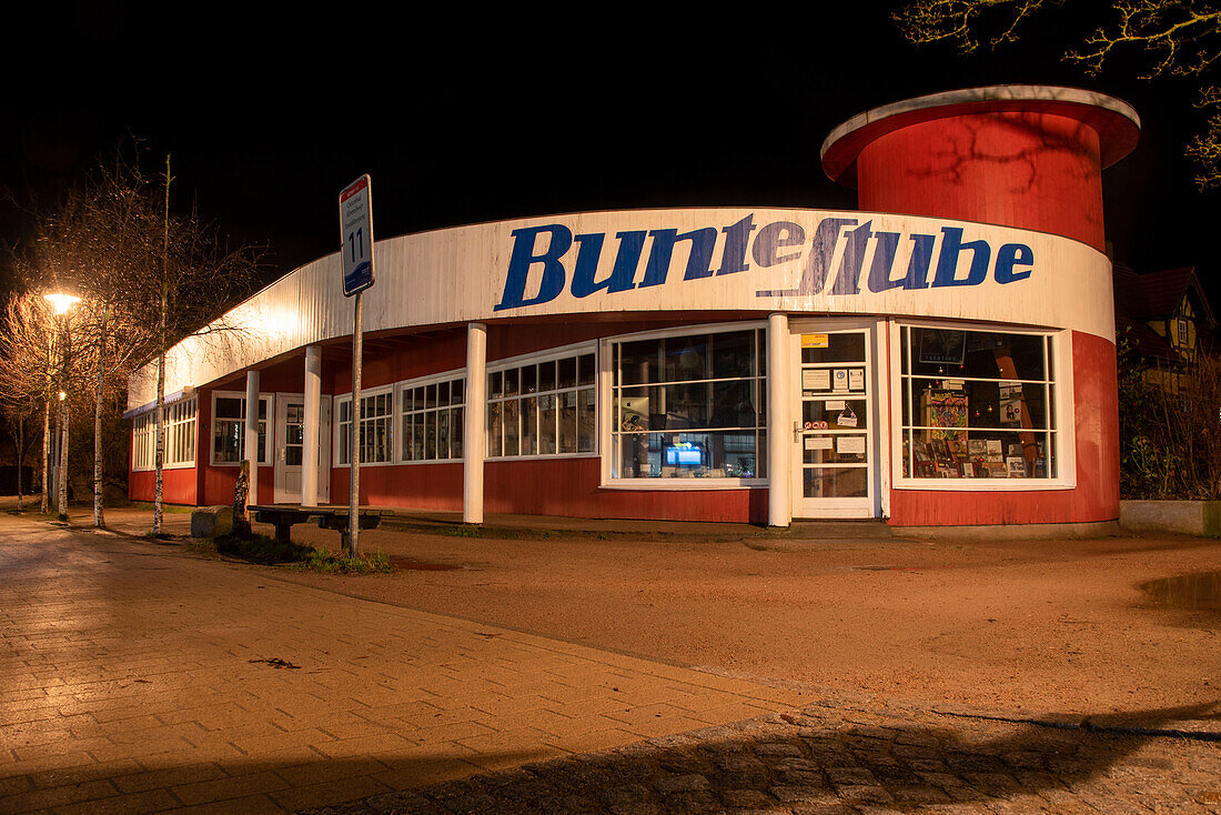 Bunte Stube, Buchladen, errichtet 1929 nach Plänen des Bauhausarchitekten Walter Butzek, Ahrenshoop, Mecklenburg-Vorpommern, Deutschland