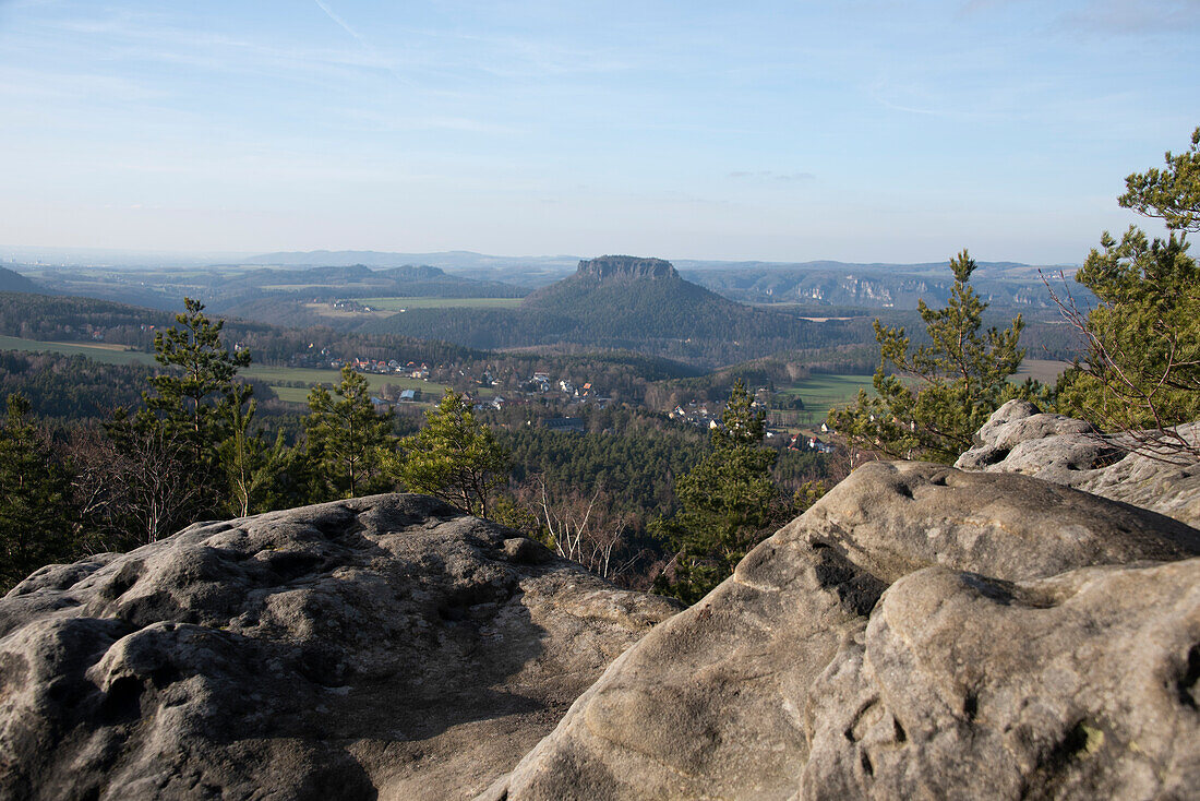 Blick auf den Tafelberg Lilienstein, Aussicht vom Papststein, Elbsandsteingebirge, Gohrisch, Sachsen, Deutschland