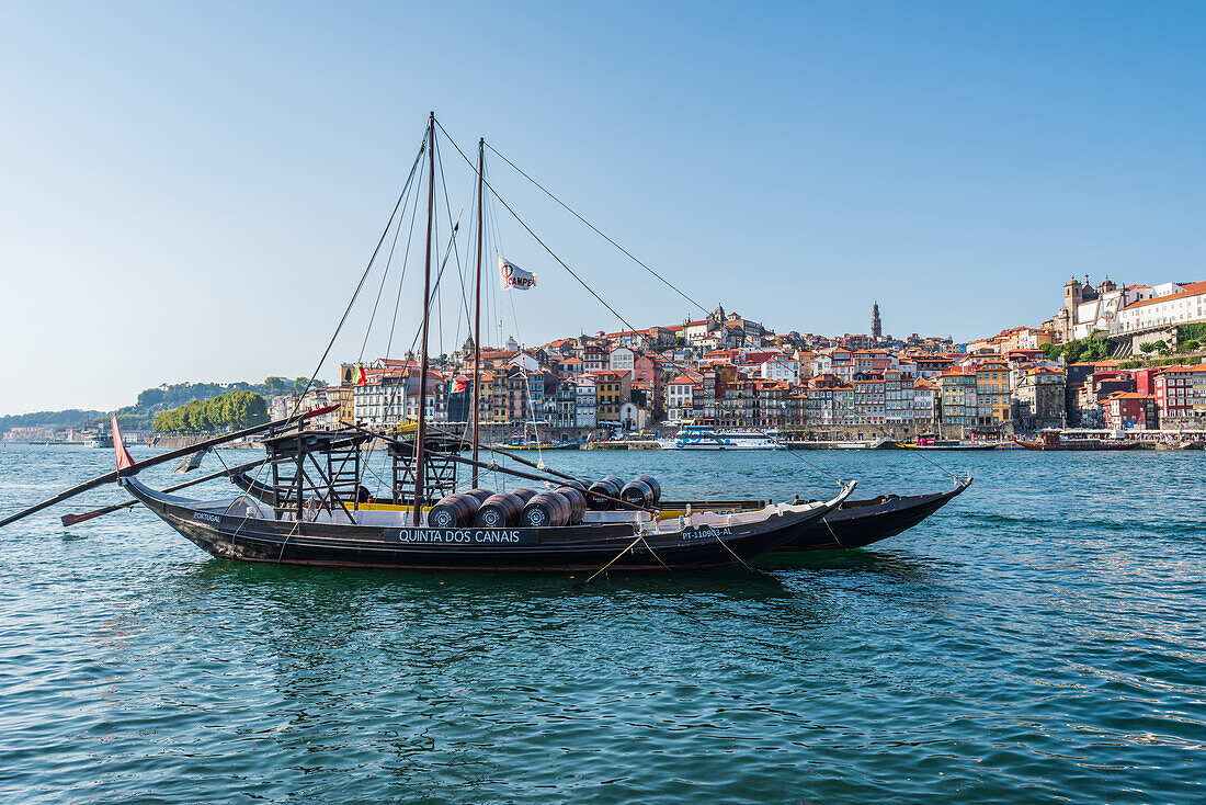 Barcos Rabelos, Portweinboote auf dem Fluss Duero vor der historischen Altstadt von Porto, Portugal