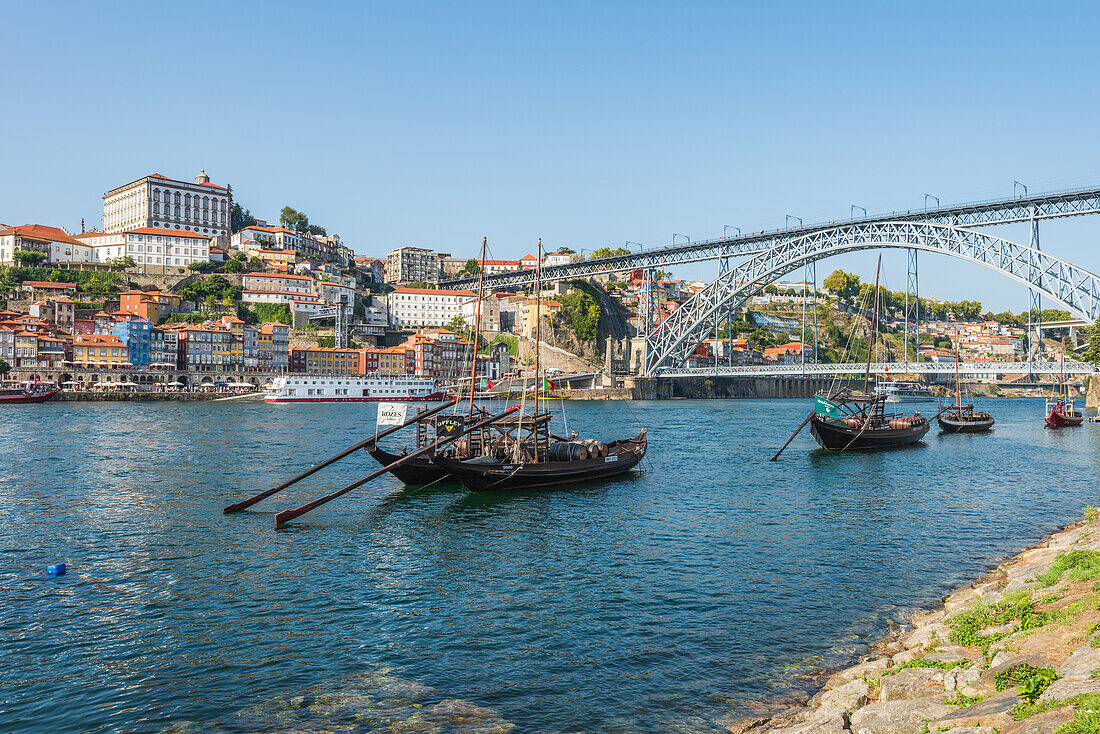Barcos Rabelos, Portweinboote auf dem Fluss Duero vor der der Brücke Dom Luís I und der historischen Altstadt von Porto, Portugal