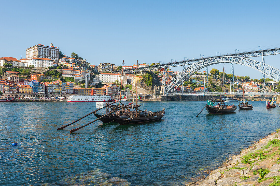 Barcos Rabelos, port wine boats on the Duero River in front of the Dom Luís I Bridge and the historic old town of Porto, Portugal