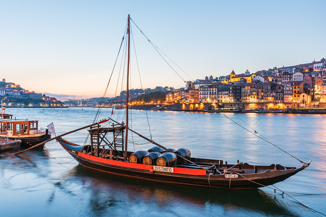 Barcos Rabelos, Portweinboote auf dem Fluss Duero vor der historischen Altstadt von Porto bei Nacht, Portugal