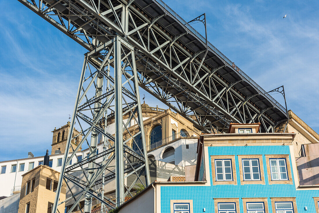 Fachwerkbrücke Ponte Luís I und Kloster Mosteiro da Serra do Pilar in Porto, Portugal