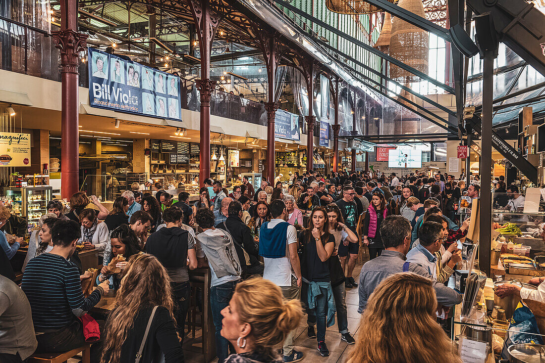 Essenstände Fastfood im Mercato Centrale - eine überdachte Markthalle in Florenz, Altstadt, Florenz, Toskana, Italien, Europa