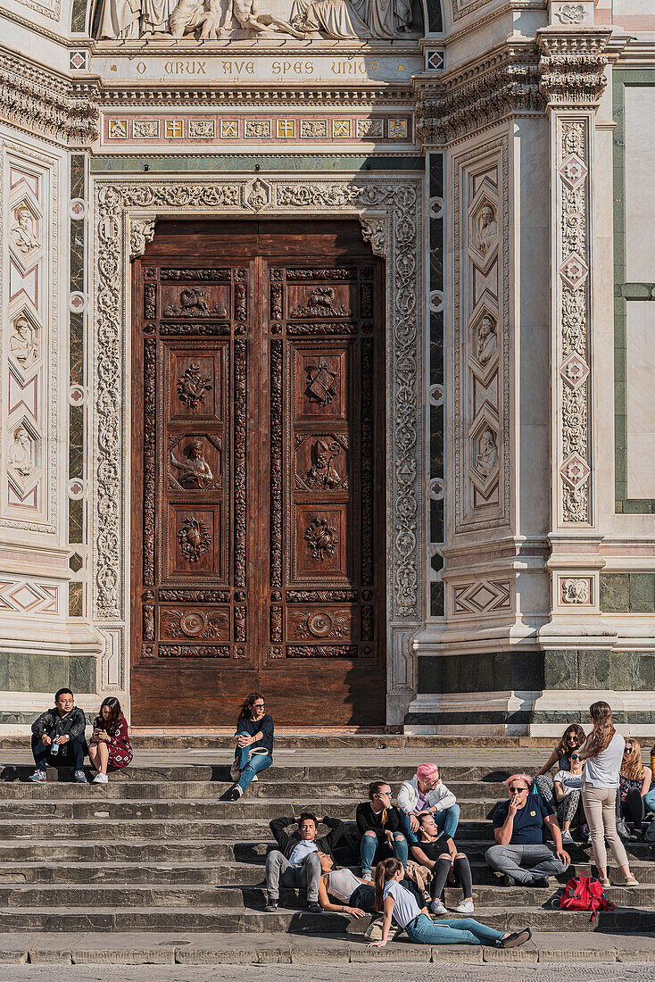 Menschen vor Fassade der Kirche Santa Croce, Franziskanerkirche, Florenz, Toskana, Italien, Europa
