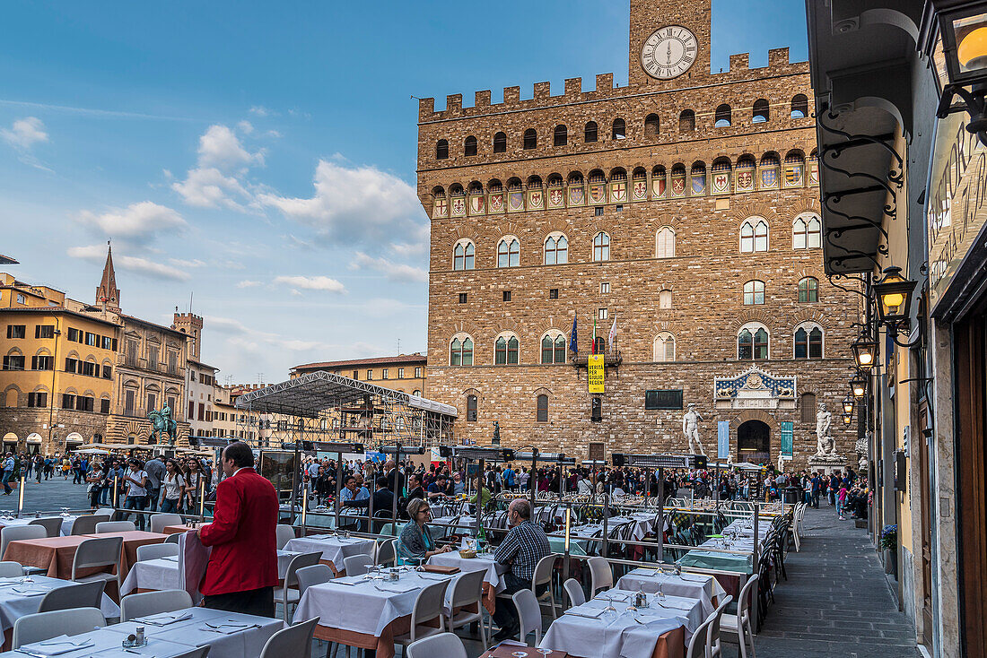 Menschen in einem Restaurant vor dem Rathaus Palazzo Vecchio, Piazza della Signoria, Florenz, Toskana, Italien, Europa