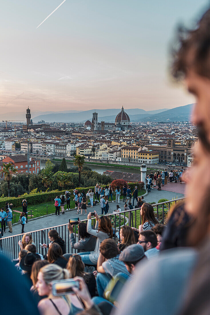Liebespaar, Blick über Florenz bei Sonnenuntergang, Menschen geniessen Blick vom Cafe/Restaurant, Stadtpanorama Florenz vom Piazzale Michelangelo, Toskana, Italien, Europa