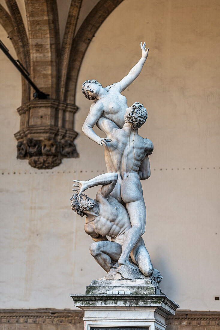 Statue Raub der Sabinerinnen von Giambologna in der Loggia dei Lanzi, Piazza della Signoria, Florenz, Toskana, Italien, Europa