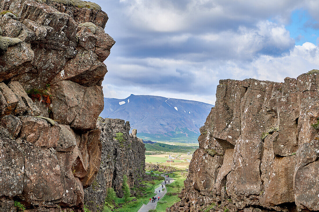 Grabenbruchzone im Grenzbereich zweier tektonischer Platten. Felsspalten. Suðurland, Island