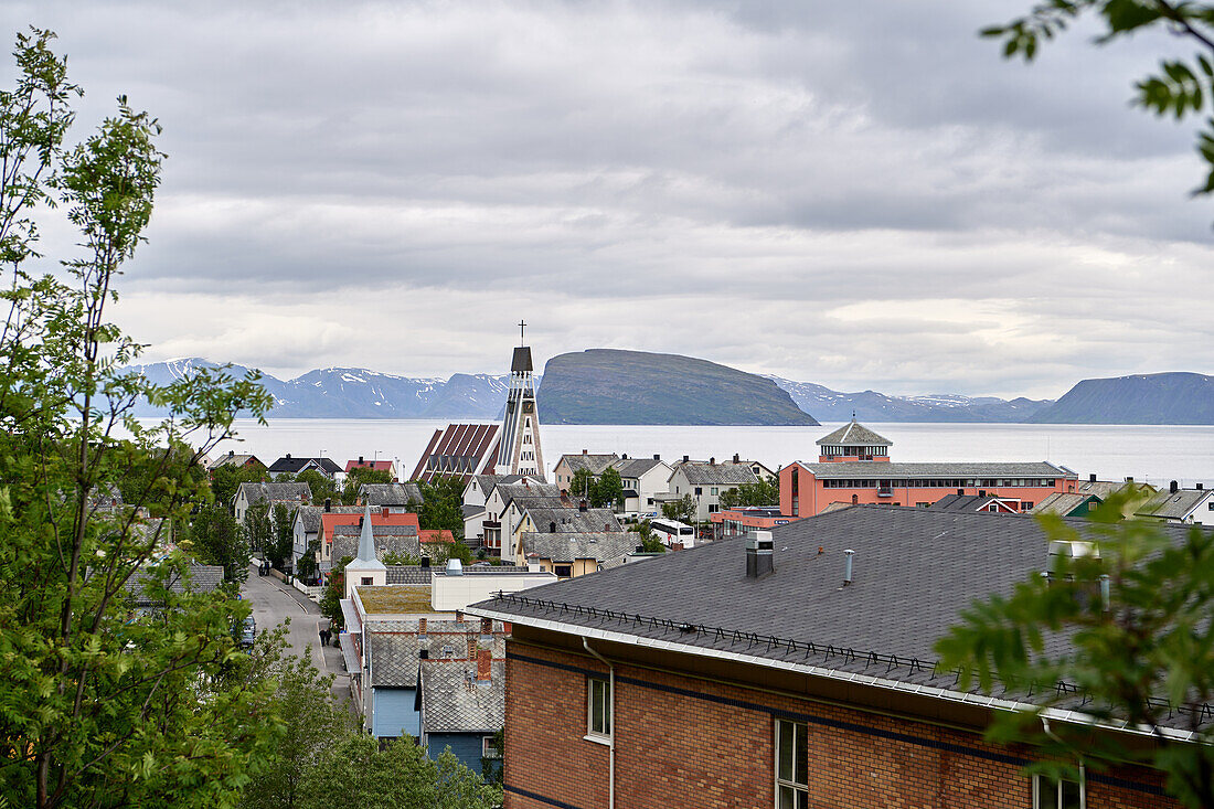 Blick auf die lutherische Kirche Hammerfest kirke, Kirkegata 29, Hammerfest, Norwegen