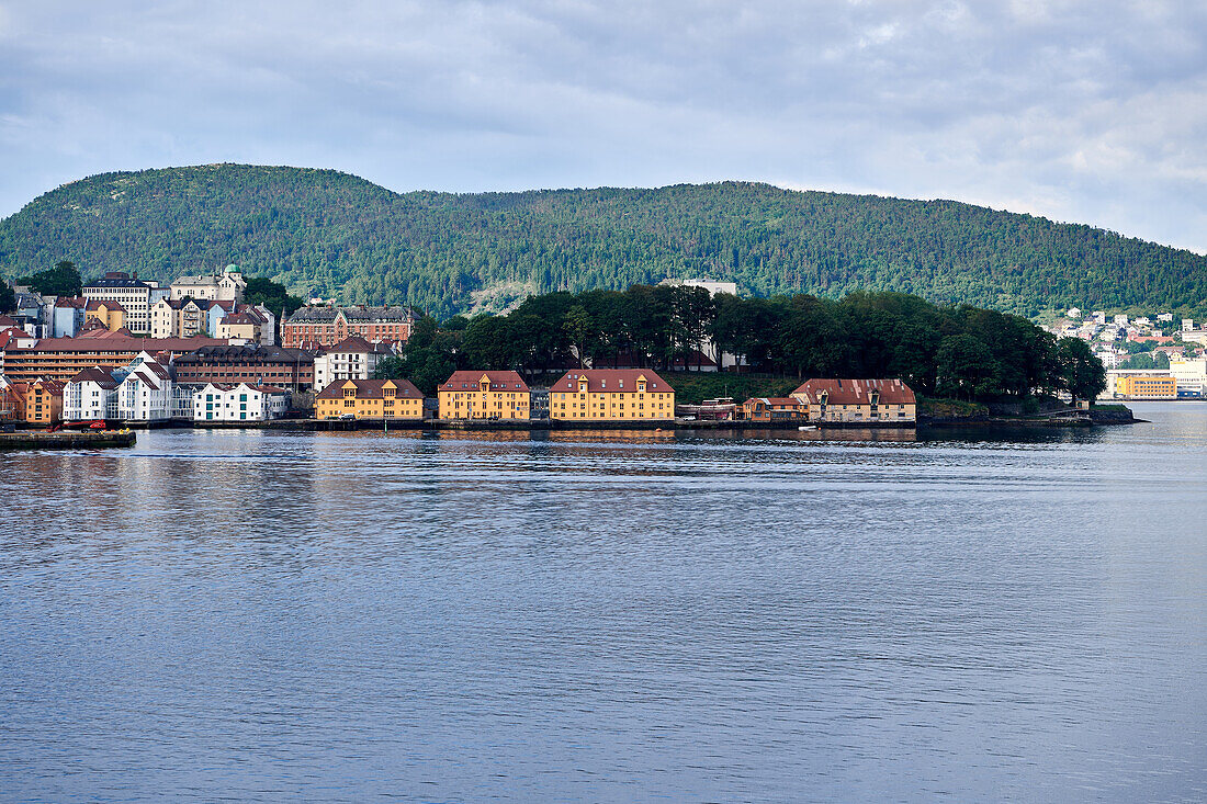 Blick auf die Mittelschule Rothaugen skole, Rotthaugsgaten, Bergen, Norwegen