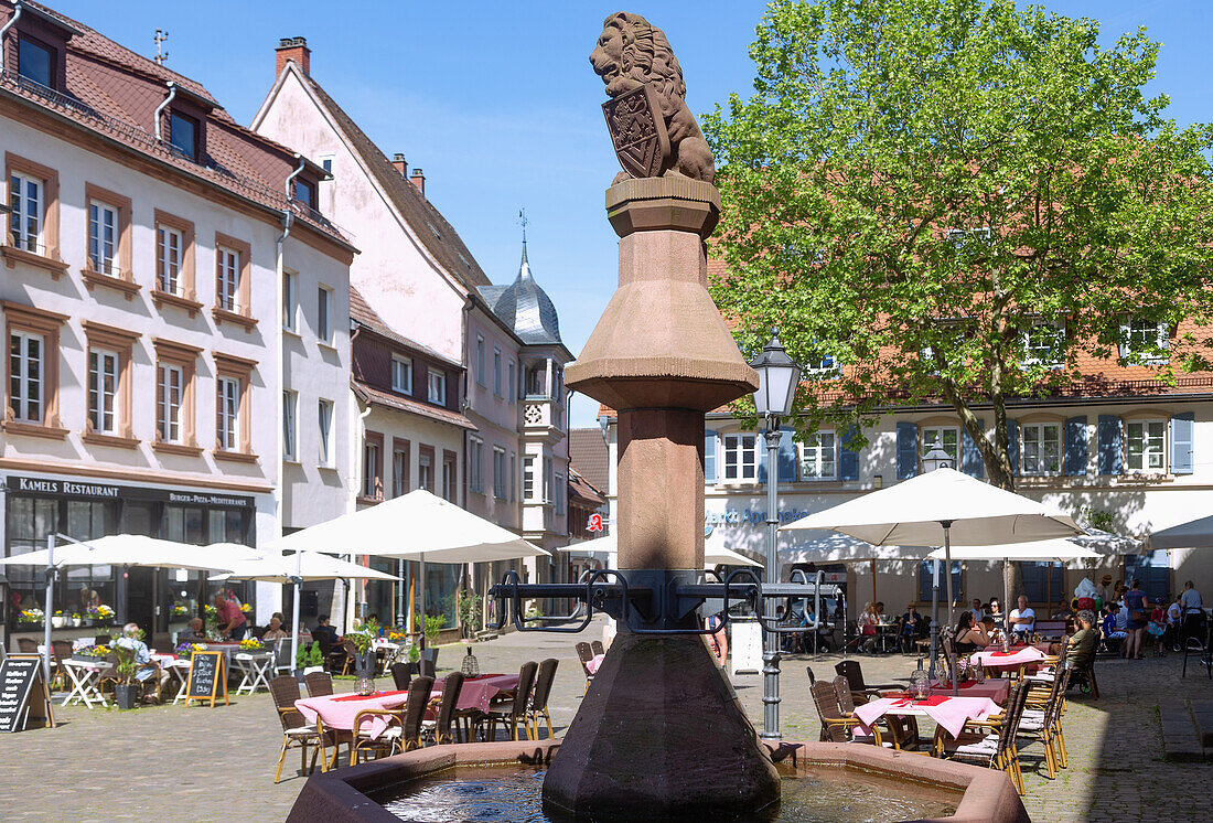 Marktplatz mit Marktbrunnen und Cafés in Bad Bergzabern, Rheinland-Pfalz, Deutschland