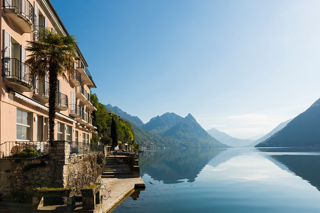 Häuser und Bootsanleger, Gandria, Lugano, Luganer See, Lago di Lugano, Tessin, Schweiz