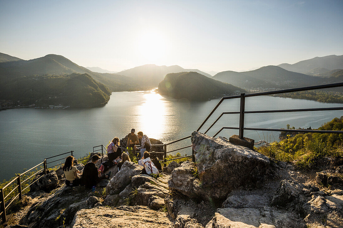 Aussichtspunkt mit Blick auf See und Berge, Sonnenuntergang, Sasso Delle Parole, bei Lugano, Luganer See, Lago di Lugano, Tessin, Schweiz