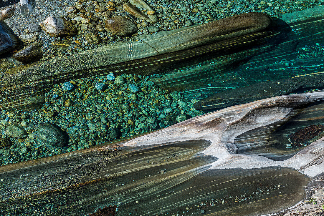 Gesteinsformationen im Fluss Verzasca, bei Lavertezzo, Verzascatal, Valle Verzasca, Kanton Tessin, Schweiz