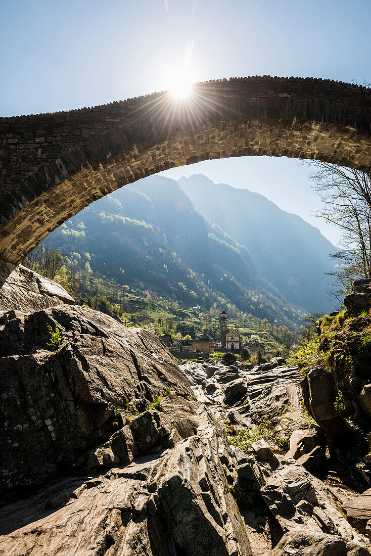 Alte Römerbrücke Ponte dei Salti über Verzasca, Lavertezzo, Verzascatal, Valle Verzasca, Kanton Tessin, Schweiz