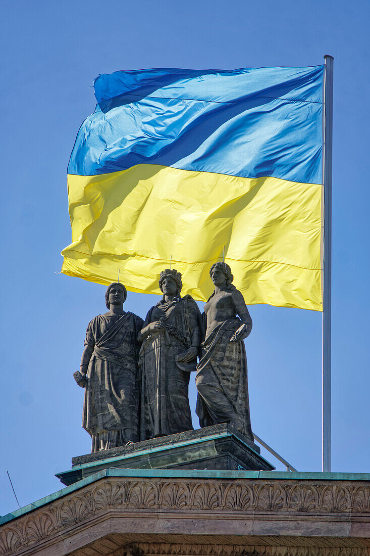Ukrainische Flagge auf dem Dach der Alten Nationalgalerie, Skulpturen, Berlin-Mitte, Berlin, Deutschland