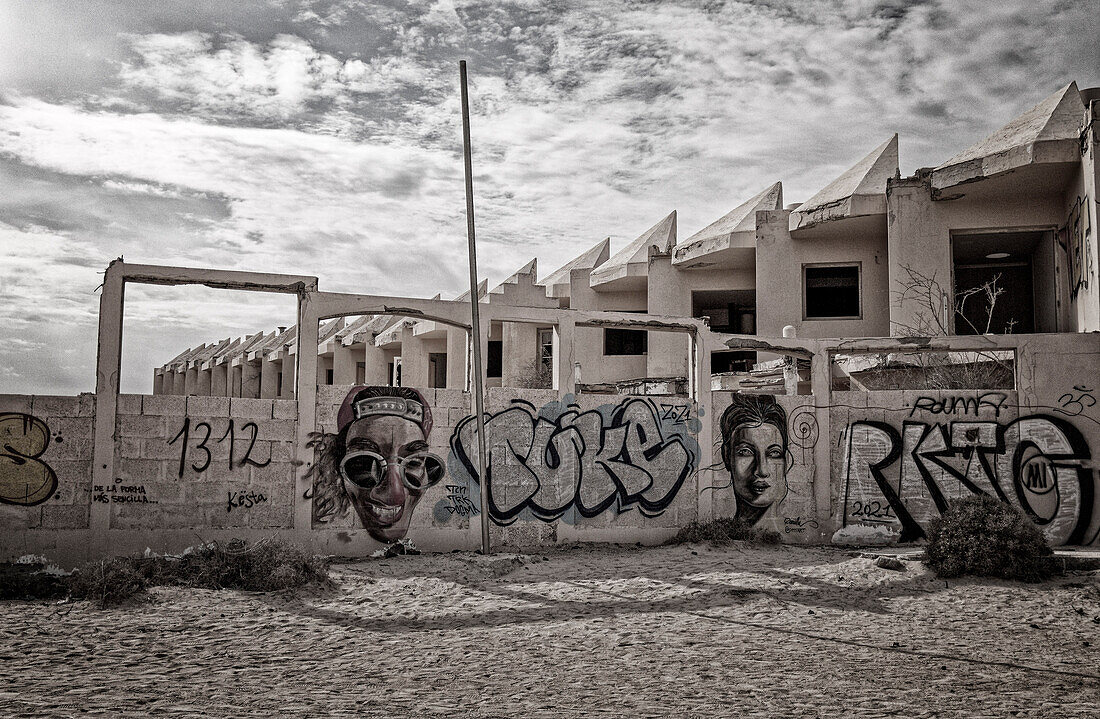 Ruine einer Ferienanlage in Corralejo, Fuerteventura, Kanarische Inseln, Spanien