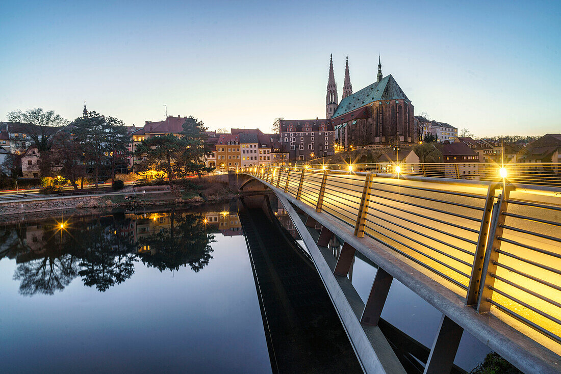 Stadtpanorama mit Peterskirche, Neiße, Görlitz, Sachsen, Fußgängerbrücke nach Polen, Dämmerung, Deutschland, Europa