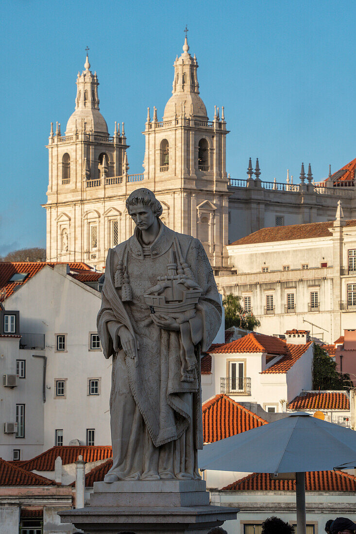 Statue des São Vicente, Portas do Sol, dahinter Kirche und Kloster von Sao Vicente de Fora, Alfama Viertel, Lissabon, Portugal, Europa