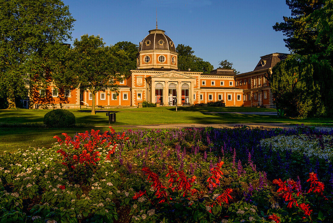 Badehaus II im Kurpark von Bad Oeynhausen im Morgenlicht, Nordrhein-Westfalen, Deutschland