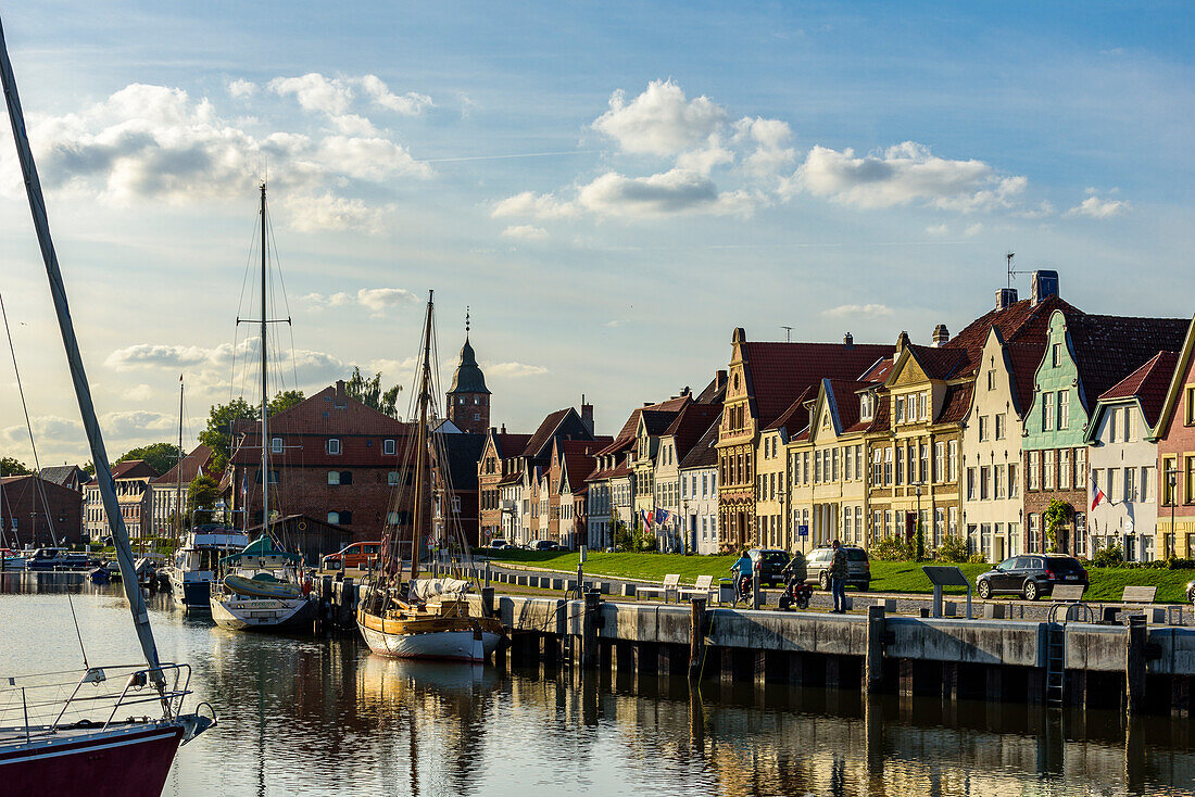 Häuserzeile am Binnenhafen, Glückstadt, Nordseeküste, Schleswig Holstein, Deutschland, Europa