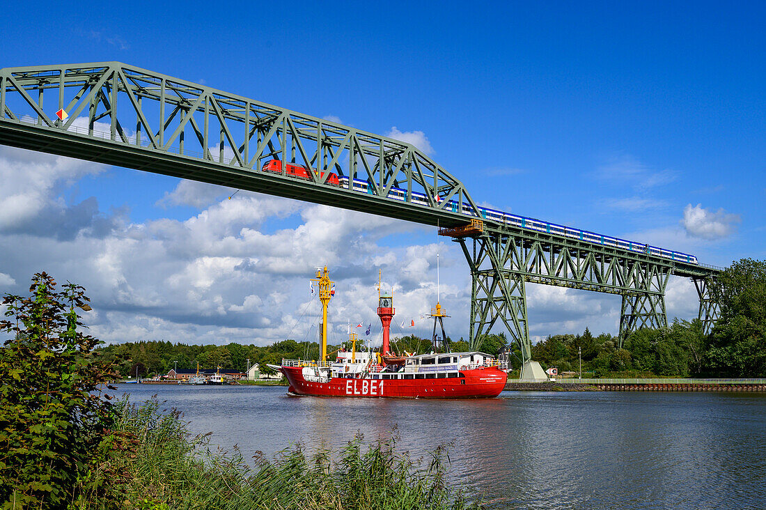 Historisches Schiff Elbe 1 auf dem Nordostseekanal an der Eisenbahnbrücke Hochdonn, Nordseeküste, Schleswig Holstein, Deutschland, Europa