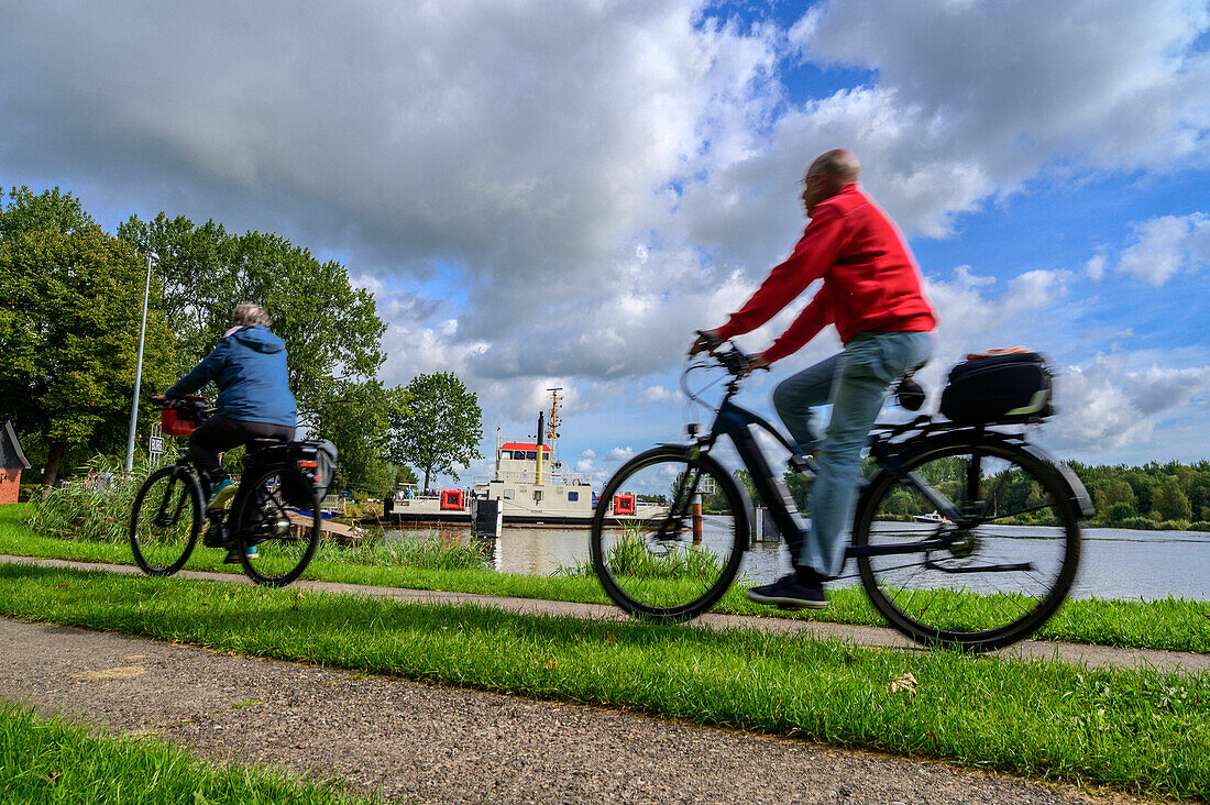 Cycling on the North Sea coast, ferry at the Hochdonnbrücke, North Sea coast, Schleswig Holstein, Germany, Europe