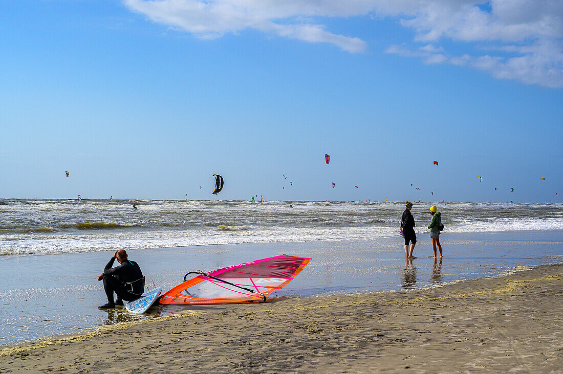 Surfer und Kitesurfer am weitläufigen Strand im Ortsteil Ording, St. Peter Ording, Nordfriesland, Nordseeküste, Schleswig Holstein, Deutschland, Europa