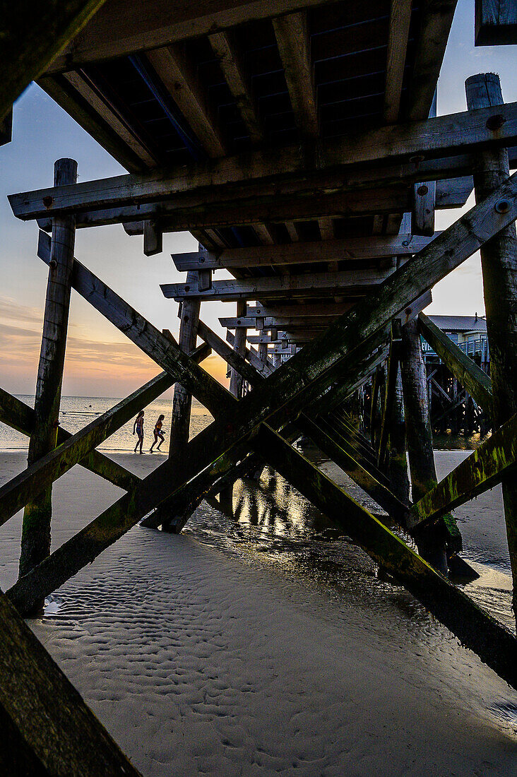 Pfahlbauten am Strand, Sankt Peter Ording, Nordfriesland, Nordseeküste, Schleswig Holstein, Deutschland, Europa