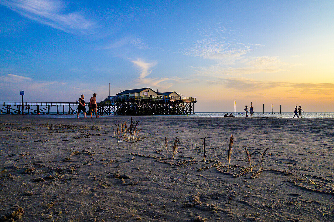 Pfahlbauten am Strand, Sankt Peter Ording, Nordfriesland, Nordseeküste, Schleswig Holstein, Deutschland, Europa