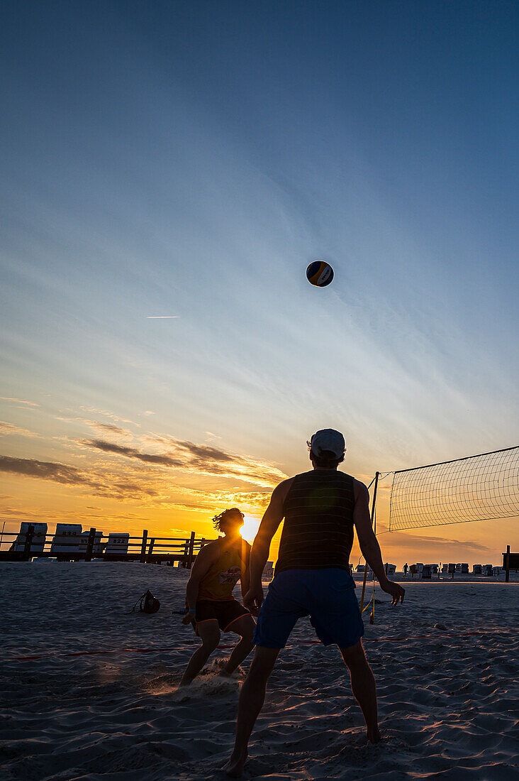 Volleyballspieler im Abendlicht am Strand, Sankt Peter Ording, Nordfriesland, Nordseeküste, Schleswig Holstein, Deutschland, Europa
