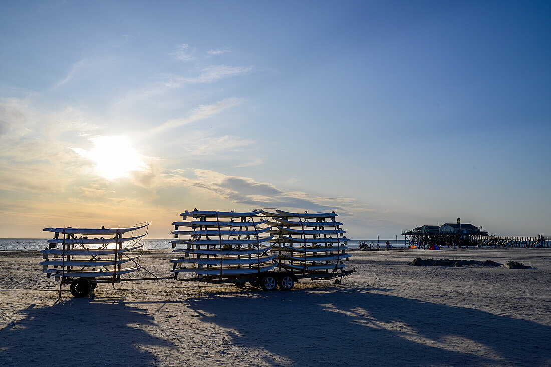 Anhänger mit Surfbretter, Ortsteil Ording, St. Peter Ording, Nordfriesland, Nordseeküste, Schleswig Holstein, Deutschland, Europa