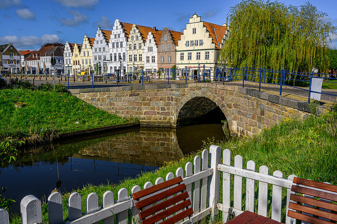 Der Malerwinkel liegt am Marktplatz mit Steinbrücke davor, Friedrichstadt, Nordfriesland, Nordseeküste, Schleswig Holstein, Deutschland, Europa