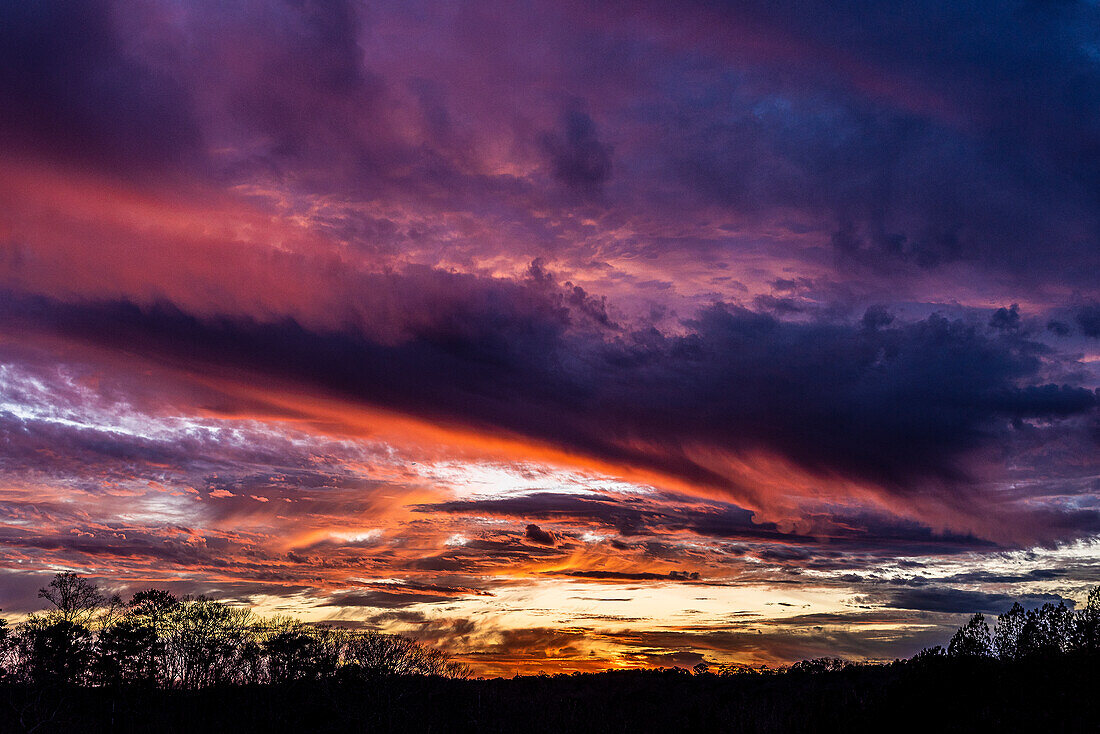 Dramatischer Himmel bei Sonnenuntergang