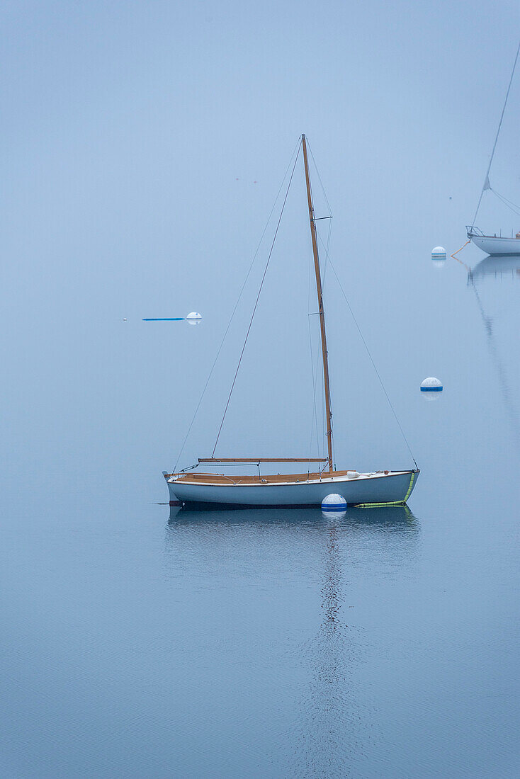 Kleines hölzernes Segelboot vor Anker im Hafen