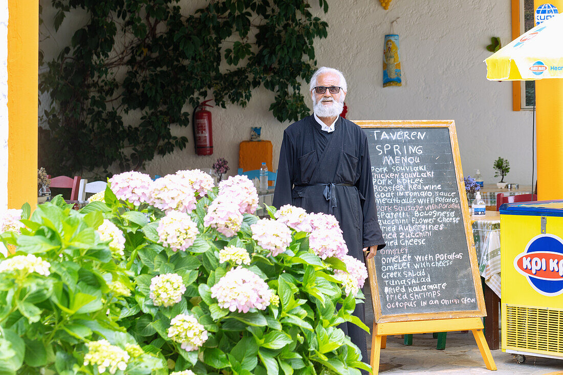 Priester Elehepios Halepis vor seiner Taverne Spring im Bergdorf Drakei im Nordwesten der Insel Samos in Griechenland