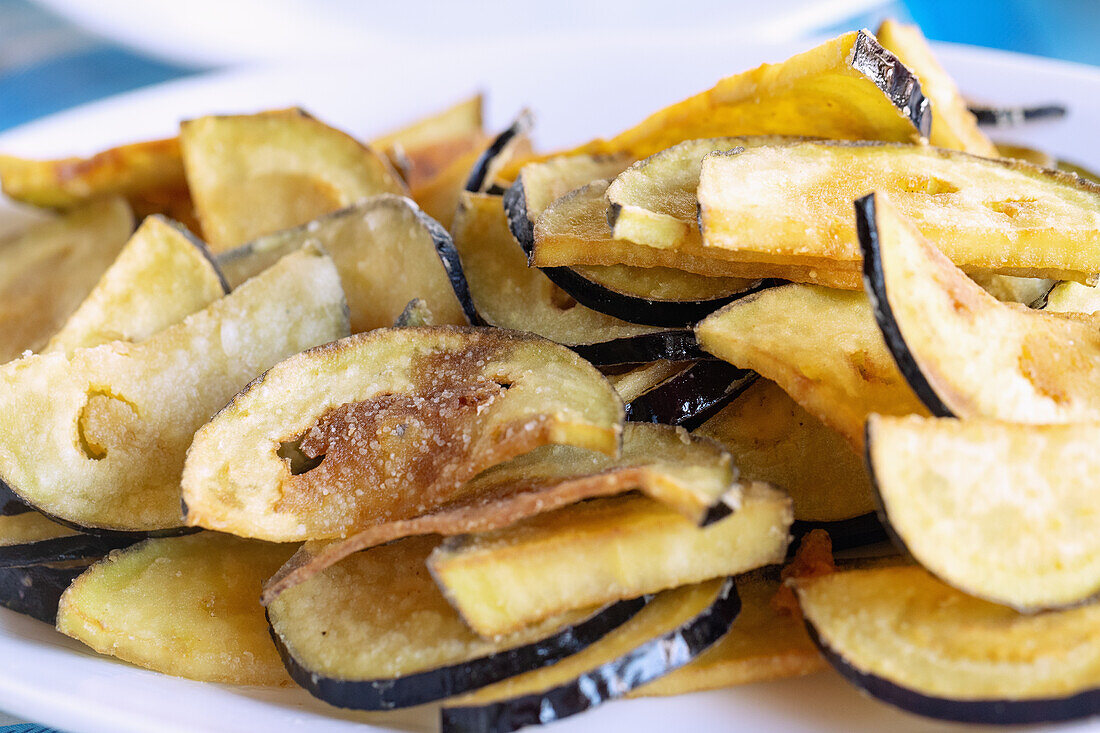 frittierte Auberginenscheiben, serviert in der Taverne To Steki Tou Manoli auf der Platea von Paleokastro auf der Insel Samos in Griechenland