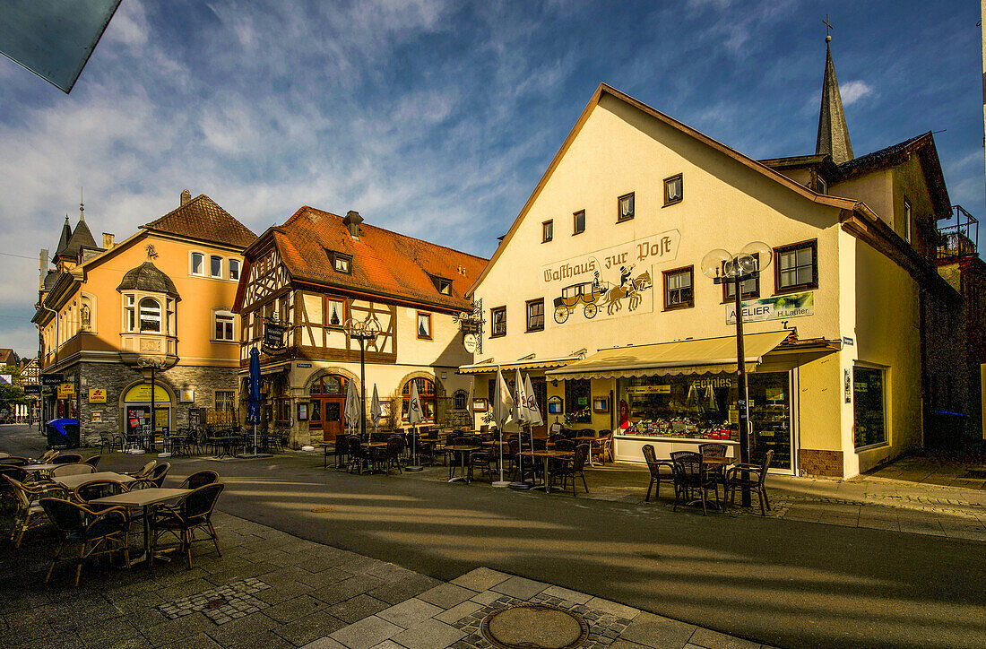 Historische Gebäude und Außengastronomie am Marktplatz von Bad Kissingen, Bayern, Deutschland