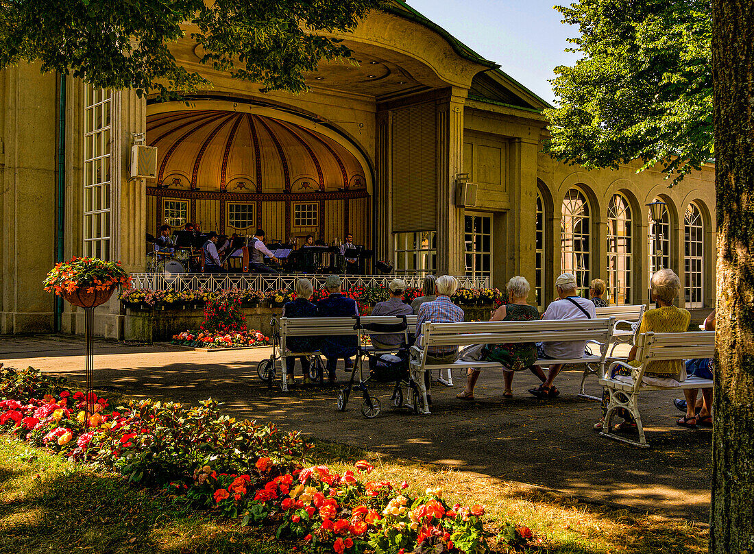 Frühkonzert der "Staatsbad Philharmonie Kissingen" im Kurpark von Bad Kissingen, Bayern, Deutschland